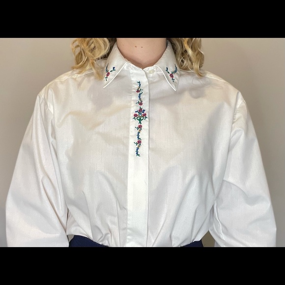 Tabi Floral Embroidered White Blouse - Picture 4 of 6